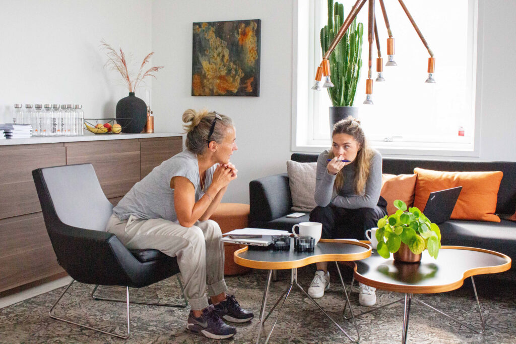 Linda och Selma på kontoret i Linköping